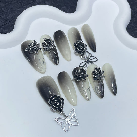 Schwarze Nägel mit 3D-Blumen-Gothic-Ombre