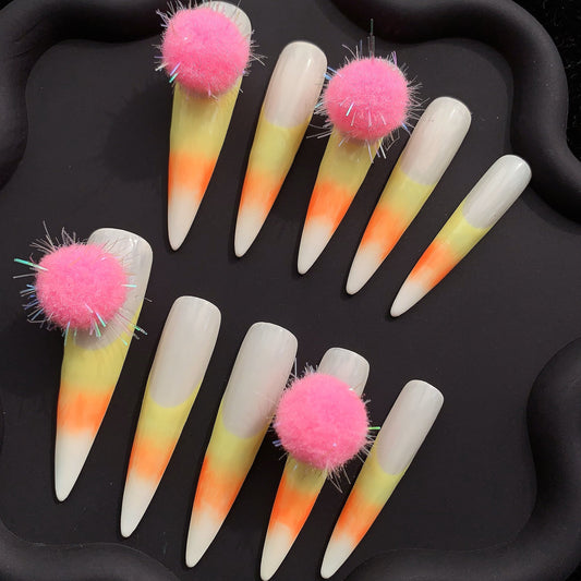 Flauschige Stiletto-Ombre-Nägel im Candy Corn-Look